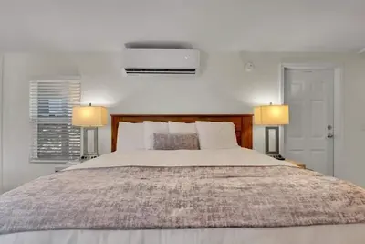 Image de Cozy Cottage Sleeps 4 w/ King & Bunk Bed