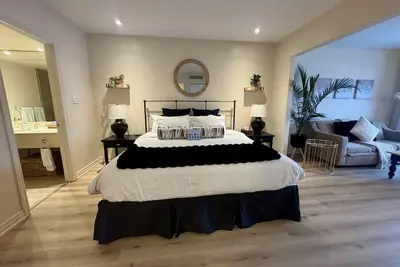 Image de Newly Renovated Ski-In Ski-Out 1-Bedroom Condo by Horseshoe Valley. Heated Pool, Sauna, Gym.