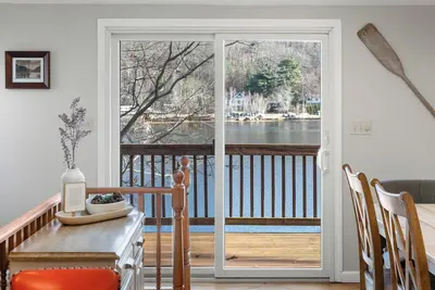 Image de Charming 3-bed Lakehouse with Deck and Beach
