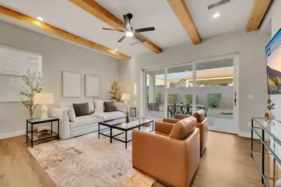 Image de Stress-Free in Q. C Sleeps 8! Luxury Living, Low Cost