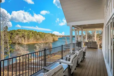 Image de Emerald Shores at Lake Keowee - New construction!