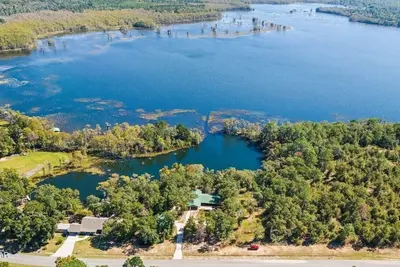 Image de 4-bedroom Lake House 35 Minutes from the Beach!