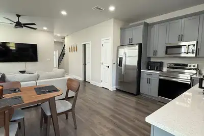 Image de 3Bed New Home In Tampa Near Hotspots, Airport, Downtown, Ybor, Stadium & More