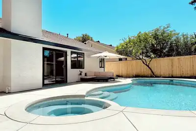 Image de New 4-Bedroom House with Pool, Jacuzzi-Prime Location Near Downtown and Airport!