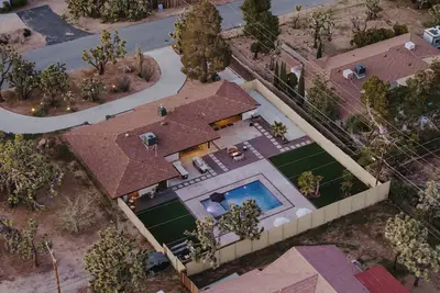 Image de Midcentury Modern Oasis in Yucca Valley – Pool, Spa, Game Room, and More! \n