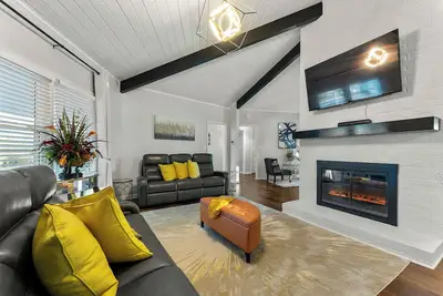Image de Serenity Spot- Charming 3-bedroom house 20 minutes from the Airport.