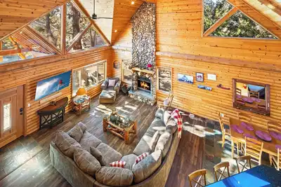 Image de Lazy Bear Manor By Destination Big Bear: Game Room! Hot Tub! Pet Friendly! Views of Bakers Pond! Close to Hiking Trails!
