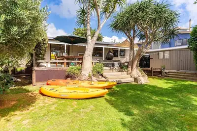 Image de Sea Anchorage - This modern, well-designed beach house will cater to all your needs for a relaxing holiday in the beautiful Mangawhai area. Enjoy the great entertaining spaces after a day at the beach or enjoying one of the many activities there are