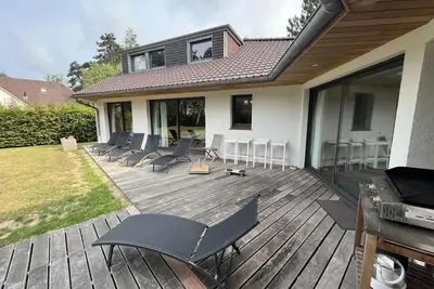 Image de Villa Capucine\nMaison contemporaine en forêt, proche du centre ville