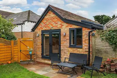 Image de Cottage set in the heart of award-winning village