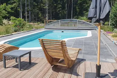 Image de Duplex nature avec piscine, parc et Wi-Fi