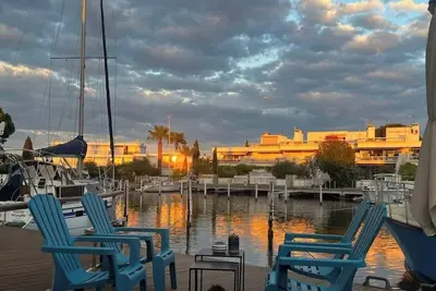 Image de Marina de plain pied avec terrasse et ponton privatifs