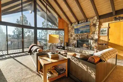 Image de Peekaboo Lake Views, Walk to Lake! Game Room! Beautiful Windows Lots of Space