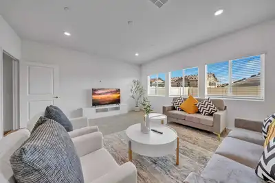 Image de 1St Floor Br|Garage&Street Parking|Instant Tour available|Fenced Backyard #42252