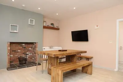 Image de Quiet cosy terraced house on a pedestrian only street with parking to rear