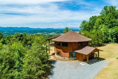 4Brm, 4Bth, 5bds-Unique Roundhouse, mountain views-20 min from Asheville, sleeps 10