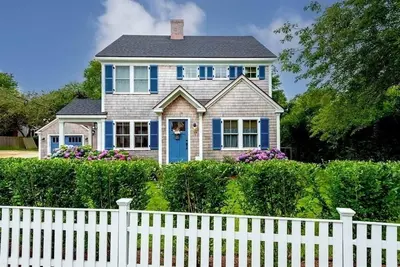 Image de Beautifully renovated coastal home in Edgartown Village with ferry tix