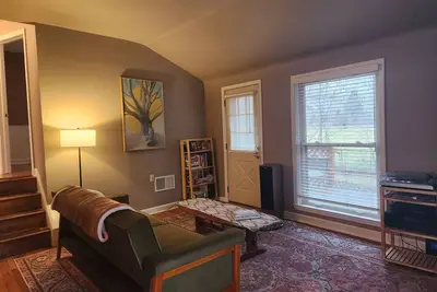 Image de Historic 2-bedroom home, in delightful eastside Ann Arbor, walkable and quiet.