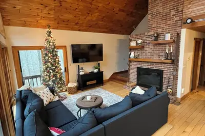 Image de 3-bedroom chalet next to skiing, hiking, boating and breweries