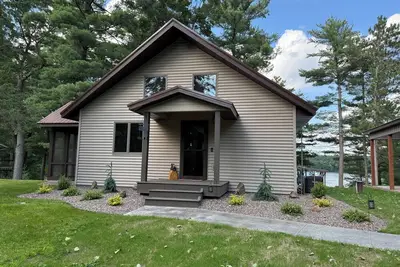 Image de WhistleHaven, A cozy lakeside 3-bedroom cabin in Chetek on Prairie Lake