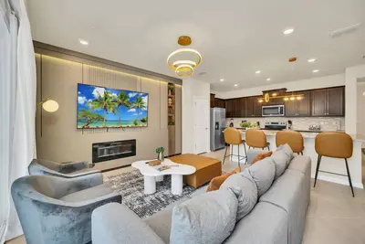 Image de Stunning Themed 5 Bed Townhomewith Game Room-1296bid