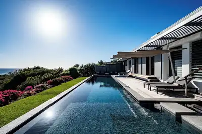 Image de Villa Belle Galante vue mer 180° avec une piscine à débordement, 5 chambres