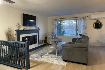 Image de Spacious 4-bedroom house in charming Waverly on Lake Waverly