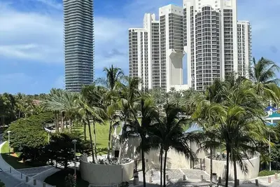 Image de Sunny Isles Beach! Ocean Reserve Condominium  2 bedrooms + den up to 6 people.
