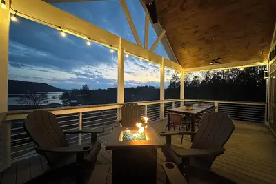 Image de \"Blue w\/ a View\"\" - Brand new luxury home with hot tub, fire pit, kayaks, & Fun!