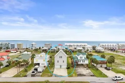 Image de Beautiful 4 Br 3 Ba, sleeps 16, 1 block to Beach, golf cart & pool, pet-friendly
