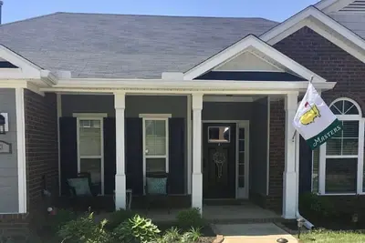 Image de Four Bedrooms! Quiet and convenient Masters rental. Easy access to everything.