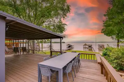 Image de Gorgeous Lakefront Home with Private Dock and Deck