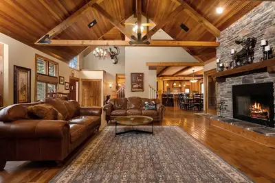 Image de [Riverfront Lodge] ~ Downtown Bellaire ~ Walking Distance to Short's& Downtown!