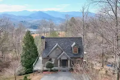 Image de Cabin with Mountain & Lake Views, Fire Pit, WiFi, Ac, Ev Charger, Pond/Fountain