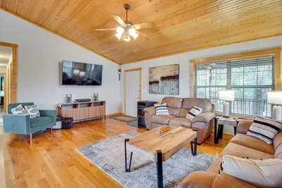 Image de Norfork Lake Access: Cabin w/ Deck & Water View!