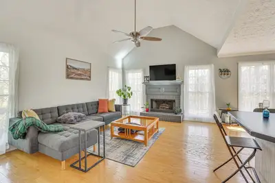 Image de Fire Pit & Wooded Views: Family Home in Dacula!