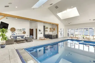 Image de Private Pool & Hot Tub: Luxe Unit Near Uta Train!