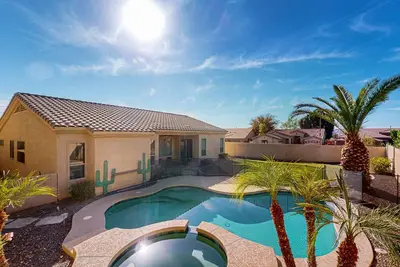 Spacious luxury home with pool and pool spa, large yard, & central Ac