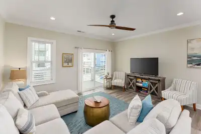Image de *New* Ocean Views + Steps to the Sand + King Bed