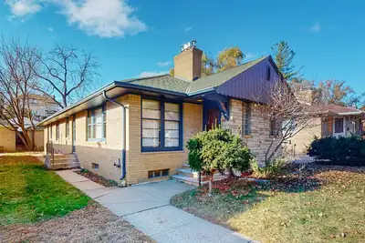 Image de Centrally located near shopping & restaurants w/ gas fireplace, wifi