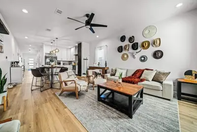 Image de Wild West - 10 Mins to Dt Spacious 3 Br 4 Beds