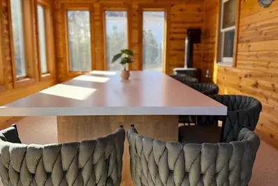 Image de Spacious Lakefront Home with Nostalgic Charm, Wifi, Ac and a Boat Dock