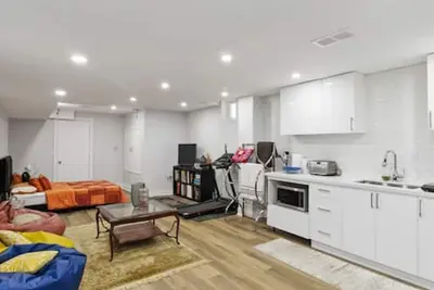 Image de Basement Unit By Bramalea Mall