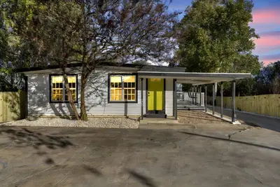 Image de Austin Villa | 3br Stay | Sleeps 6 | Pet-Friendly