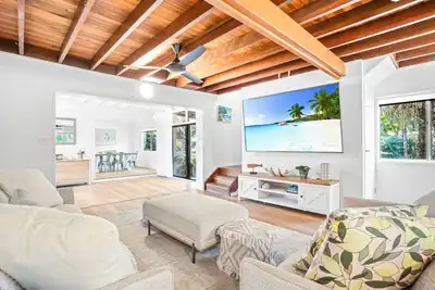 Image de Tropical Family Oasis with Pool – Steps from Holloways Beach!