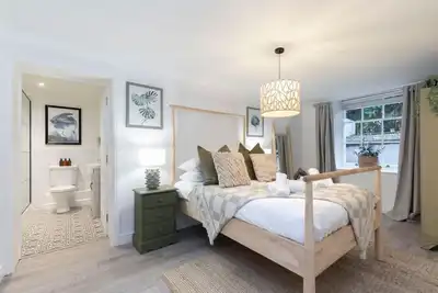 Image de Beautiful 2-Bed 2 Bath Regency Flat with Parking