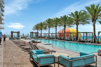 Image de 203-1 Br/1Ba at the Beach gem! Lux Amenities at Lyfe Beach Resort