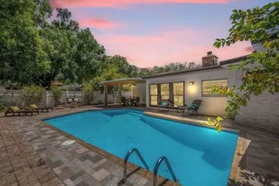 Image de This tropical spacious pool house screams modern luxury