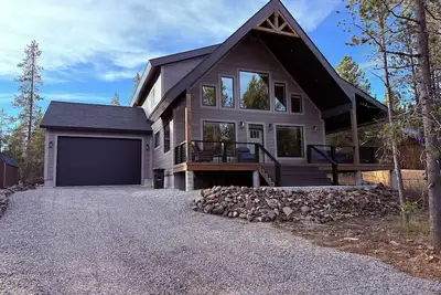 Image de Newly built Porchside Forest Getaway 4-bedroom 3-bath cabin WiFi, Ac.