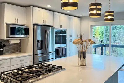 Image de ~Secluded Lakehouse Getaway~30 Mins from Seatac! Renovated, Clean, Fam-Friendly!